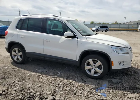 2010 Volkswagen Tiguan S z USA, uszkodzony, nr VIN WVGAV7AX8AW002843